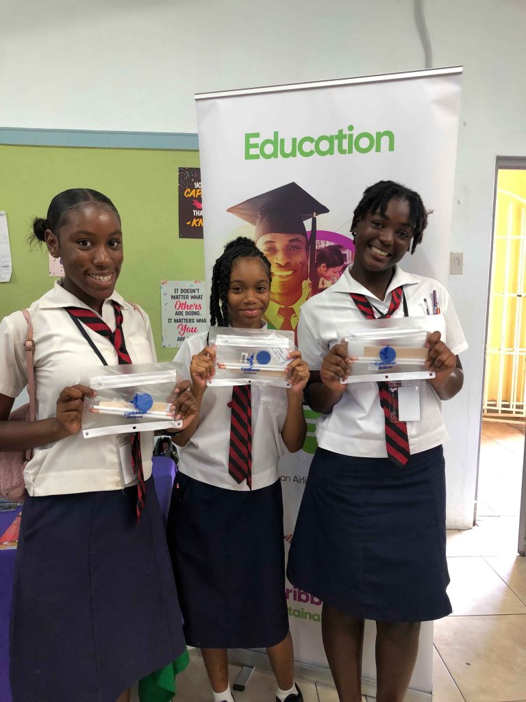 Students-show-off-prize