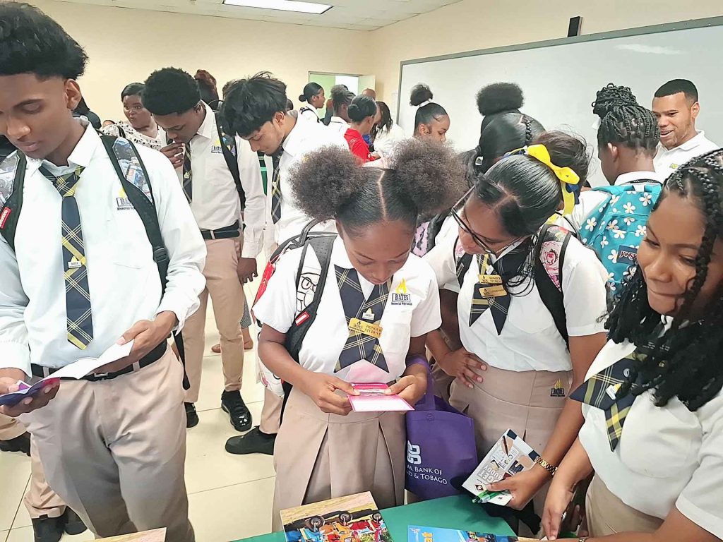 Students-cheking-out-material