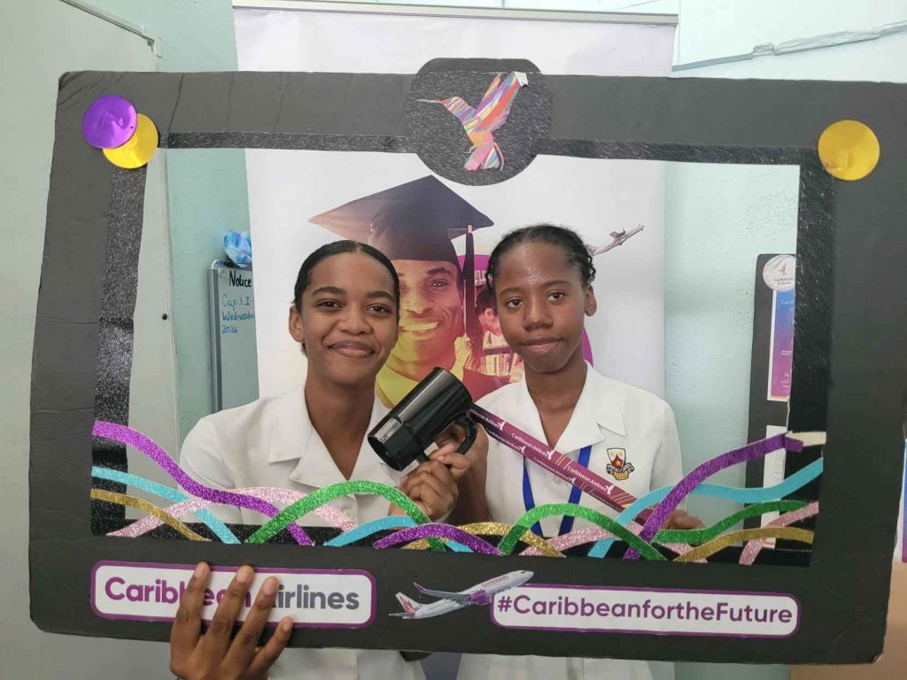 Students-with-photo-frame