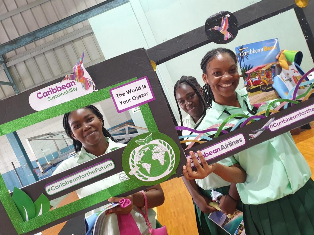 Students Pose with Poster-UsE